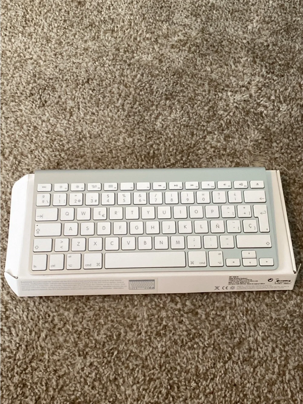 Apple White and Silver Wireless Keyboard (Apple Wireless Keyboard)